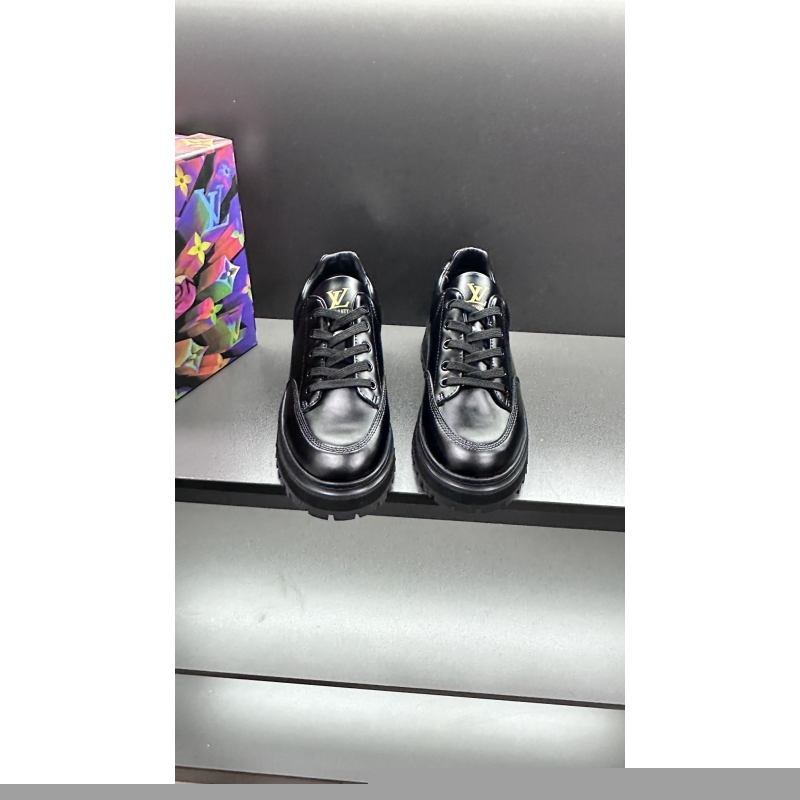 l**is V*t*n sneakers